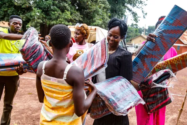 CODEP members hand over items to young female inmates. Credit: CDTY ANISA TV/Facebook