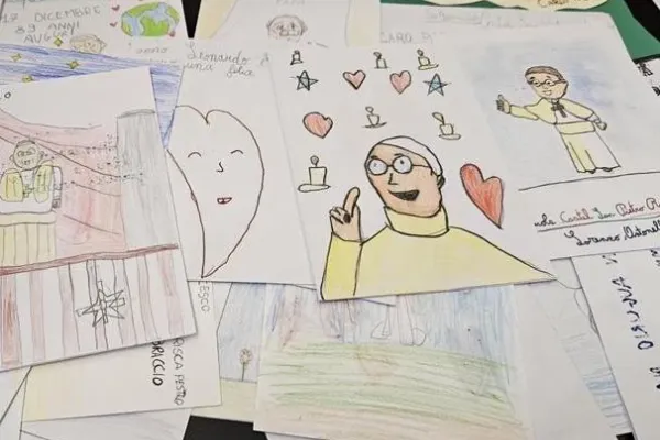 Hospitalized, Pope Francis Receives Get-well Cards, Drawings from Schoolchildren in Rome: Photos