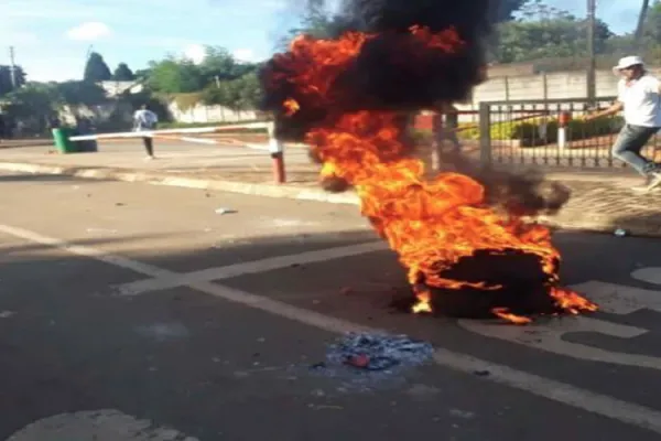 Protesting of the students at the entrance of the University of Swaziland. Credit: DHPI