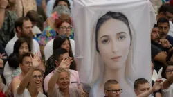 Pilgrims at the Wednesday general audience Aug. 9, 2023, hold up an image of the Virgin Mary. / Credit: Daniel Ibañez/CNA