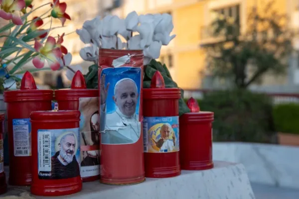 Throughout Sunday/Monday Night, Pope Francis "rested well", in "stable" but "complex" Condition: Vatican Updates