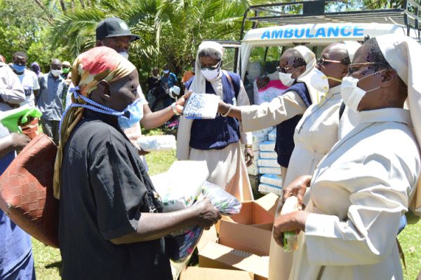 Caption: Franciscan Sisters of St. Anna (FSSA) donate relief items to people displaced by floods in Nyando, Kisumu county. / FSSA