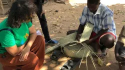 Sr. Aparecida Queiroz, visiting people in Diocese of Pemba. Credit: ACN