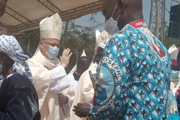 Archbishop Hubertus van Megen blesses congregants at the installation of Archbishop Maurice Muhatia Makumba as the Local Ordinary of the Archdiocese of Kisumu. Credit: ACI Africa