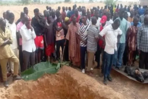 Mass burial in Runji village, Zangon Kataf LGA on 16 April. Credit: Nasarawa Mirror