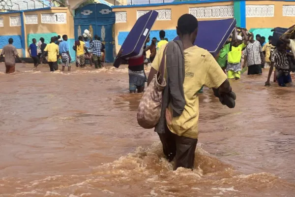 People in the Luuq region of Somalia leaving their homes in search of safe shelter. Credit: Trócaire