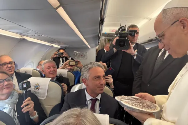 Pies and a Baseball Bat: The Gifts Pope Leo XIV Received on Papal Flight to Turkey 