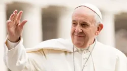 Pope Francis waves to pilgrims during his March 28, 2018 general audience in St. Peter's Square./ Daniel Ibáñez/CNA.