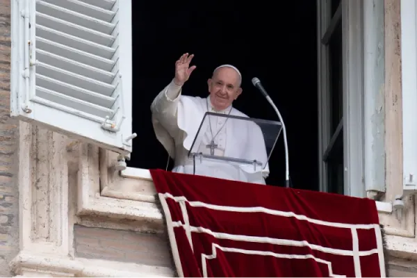 Pope Francis waves from the window of the Apostolic Palace on Feb. 7, 2021./ Vatican Media/CNA.