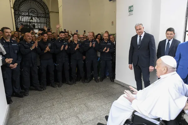 Pope Francis Makes Surprise Visit to Regina Coeli Prison on Holy Thursday, Meets with Some 70 Inmates