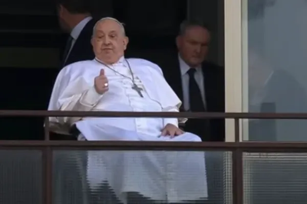A "thumbs up" from the Hospital Window As Pope Francis Makes First Public Appearance: Vatican Updates
