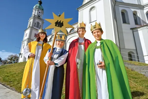 Thousands of "Star Singers" Continue Tradition of Bringing Christ’s Blessings for New Year