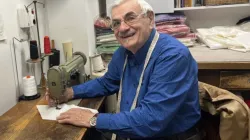 Raniero Mancinelli in his workshop on Via Borgo Pio in Rome. / Credit: Almudena Martínez-Bordiú/ACI Prensa