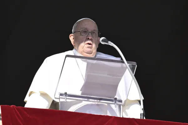 Pope Francis Ties Debt Forgiveness to Peace in New Year's Angelus